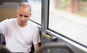 homme malvoyant dans un bus