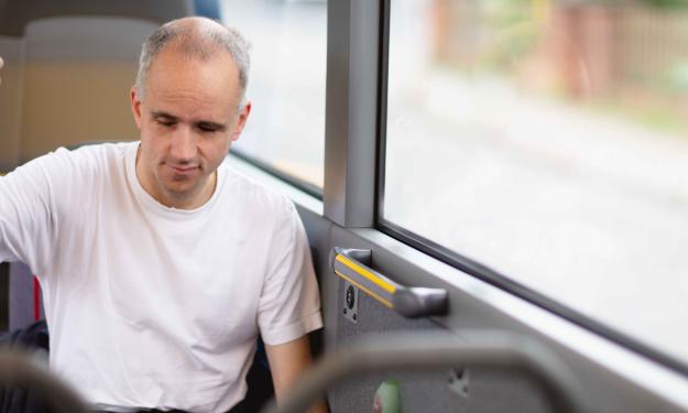 homme malvoyant dans un bus