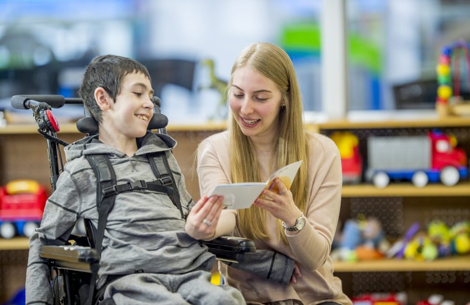 Jeune garçon polyhandicapé