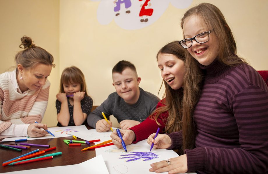 Groupe de jeunes en situation de handicap participant à une activité manuelle