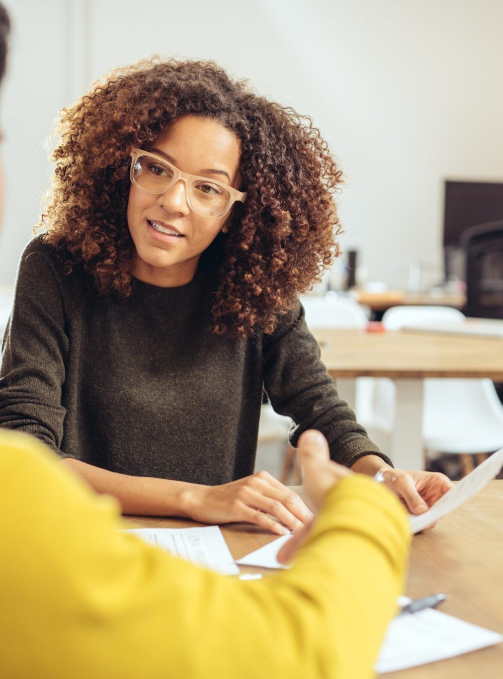 Femme des ressources humaines conseillant un salarié