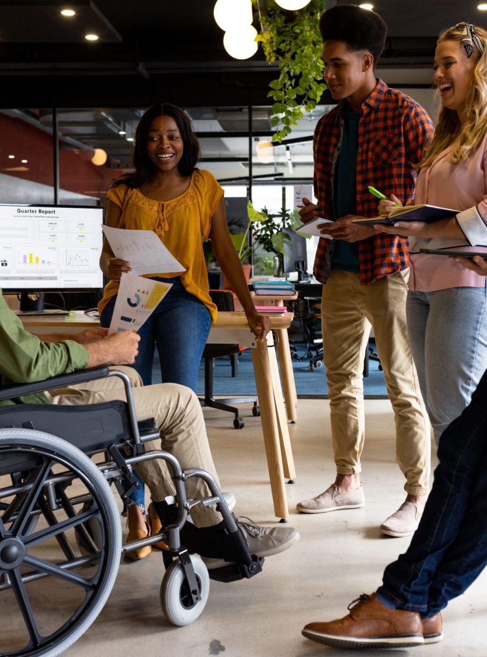 Réunion professionnelle avec un collègue en situation de handicap moteur en fauteuil roulant