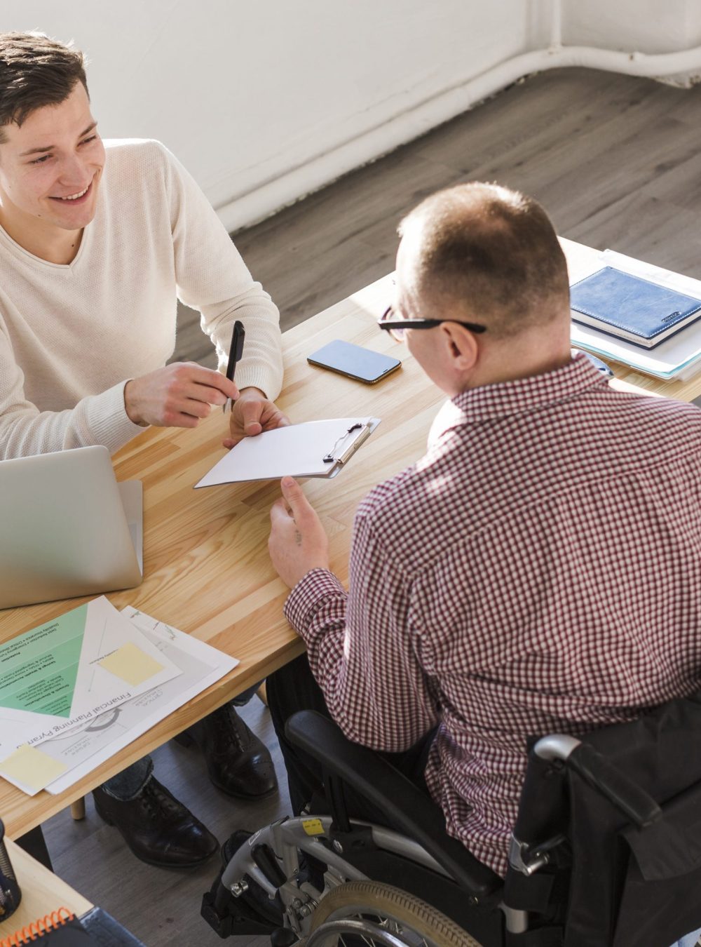 Travailleur en situation de handicap en entretien avec une personne des ressources humaines
