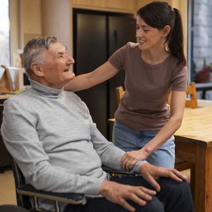 Aide à domicile aidant un homme agée à son domicile