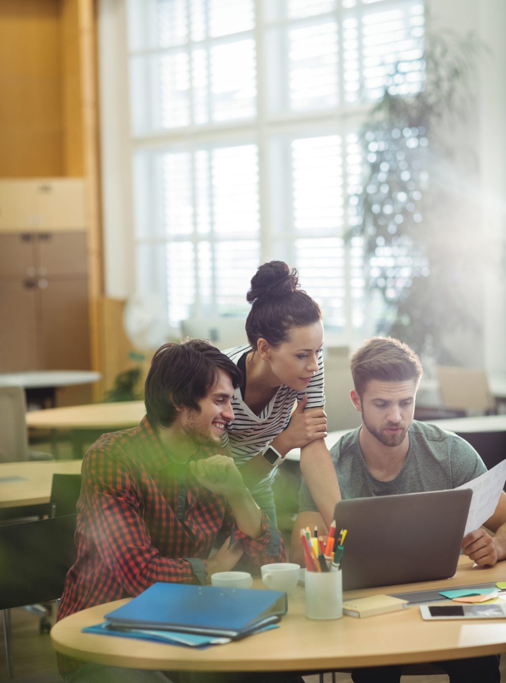 Groupe de collègues qui travaillent