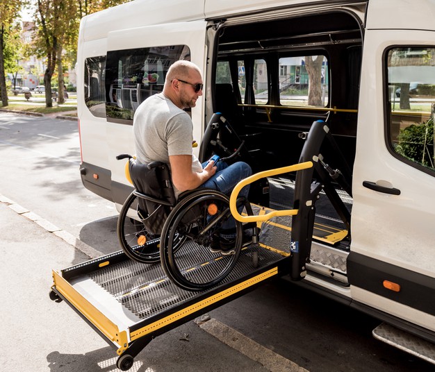 Personne à mobilité réduite montant dans un transport à la demande