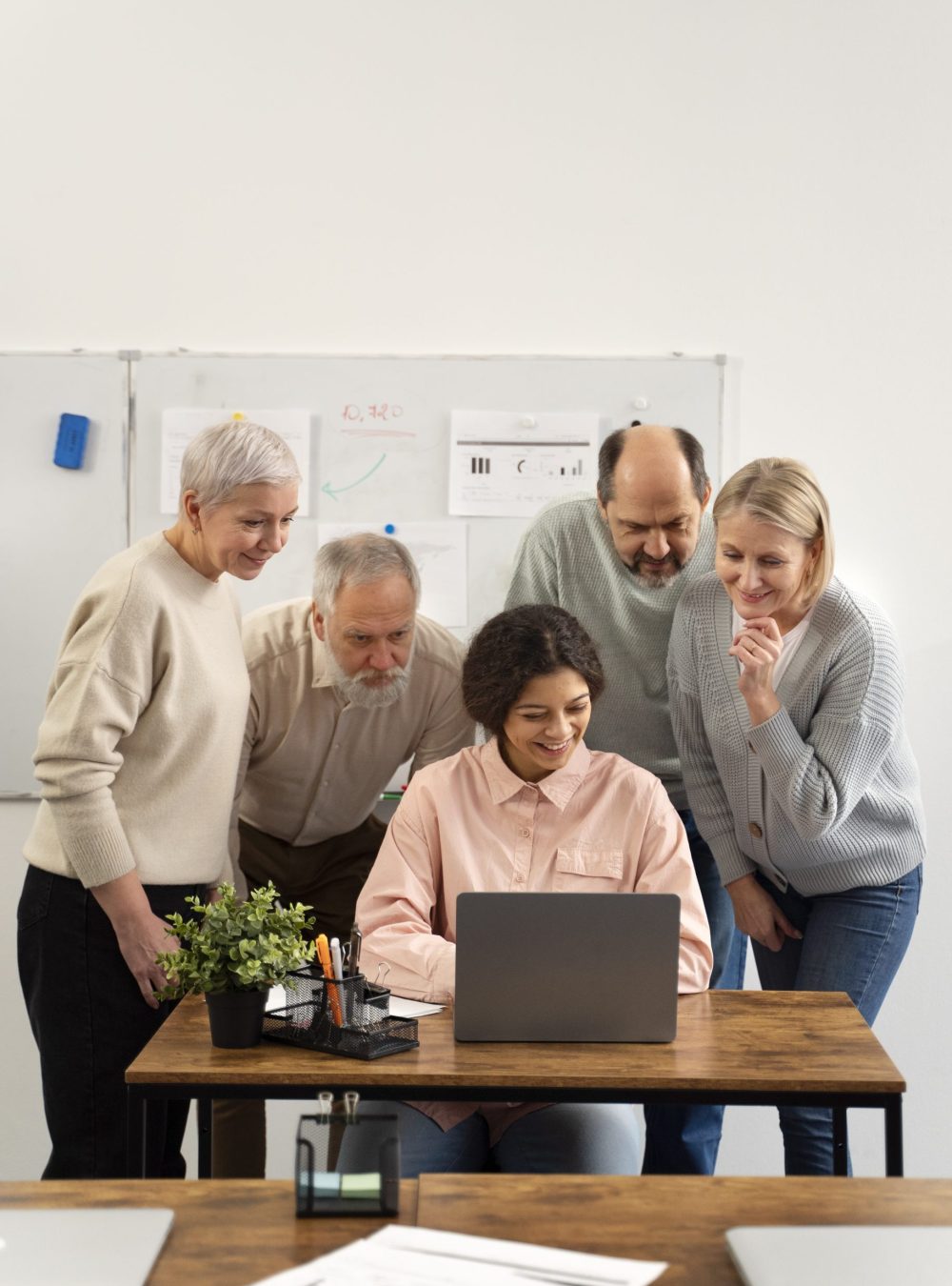 équipe travaillant ensemble au bureau dans la bonne humeur