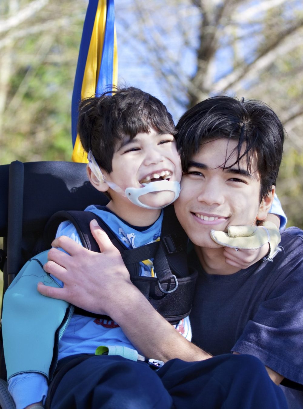 Un père et son fils polyhandicapé profitant de l'extérieur
