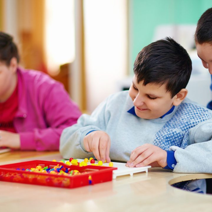 Enfant jouant à des jeux éducatifs