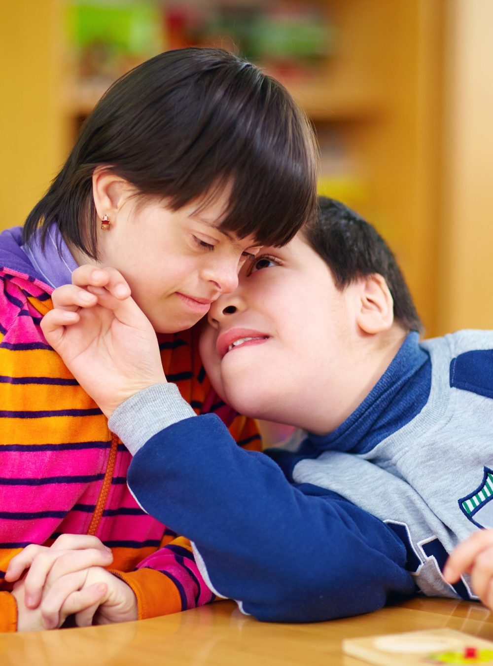 Deux jeunes enfants ayant des troubles du spectre de l'autisme