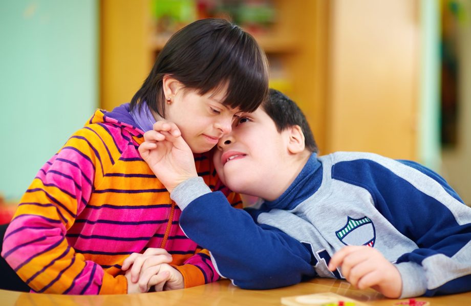Deux jeunes enfants ayant des troubles du spectre de l'autisme
