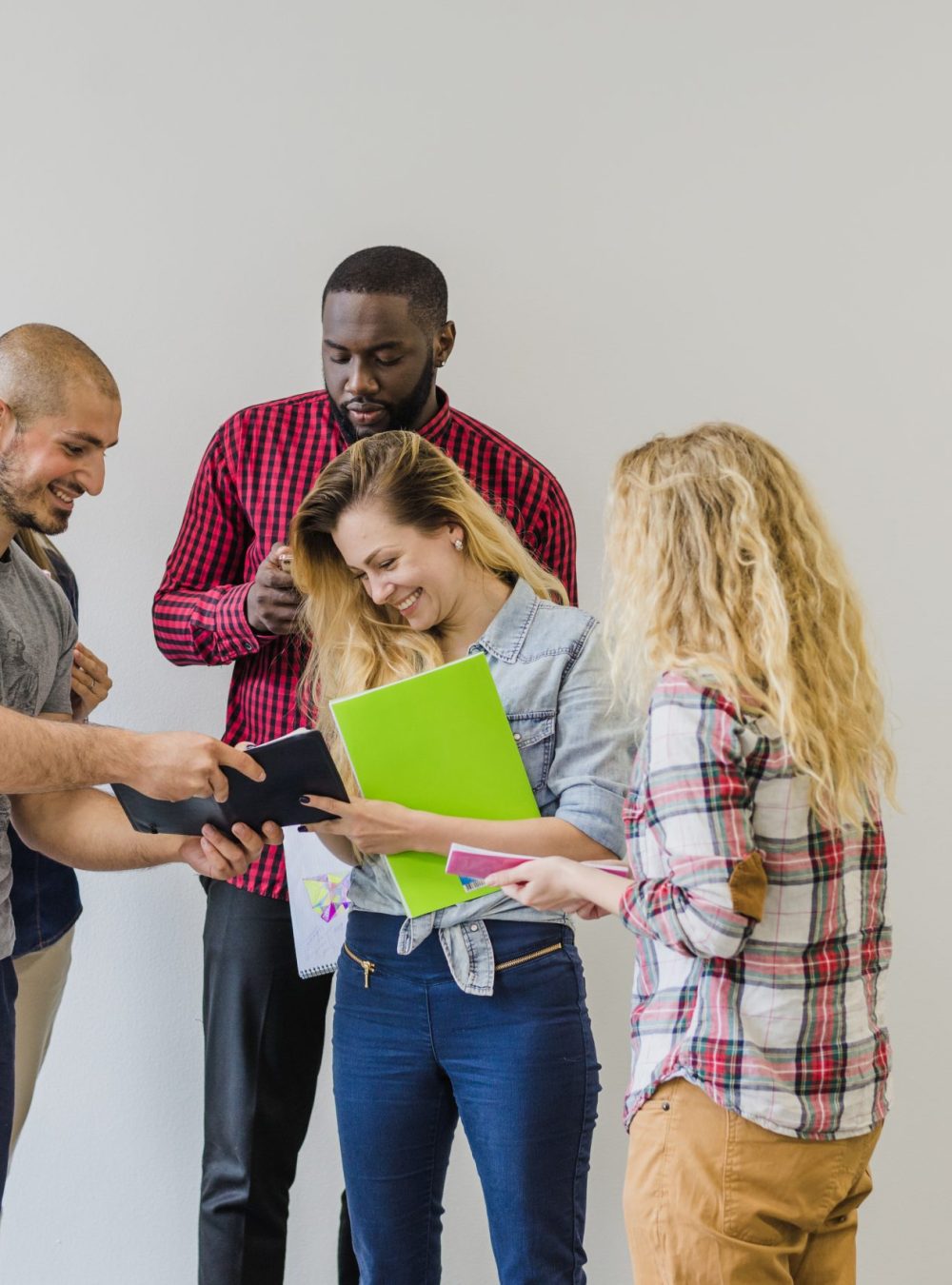 équipe éducative travaillant ensemble dans la bonne humeur