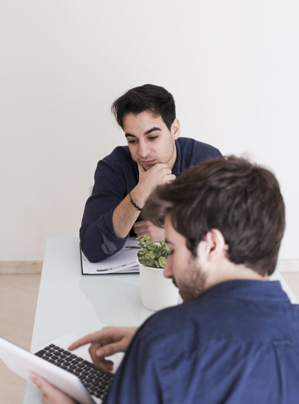 Un homme montrant une présentation à un autre homme lors d'un audit