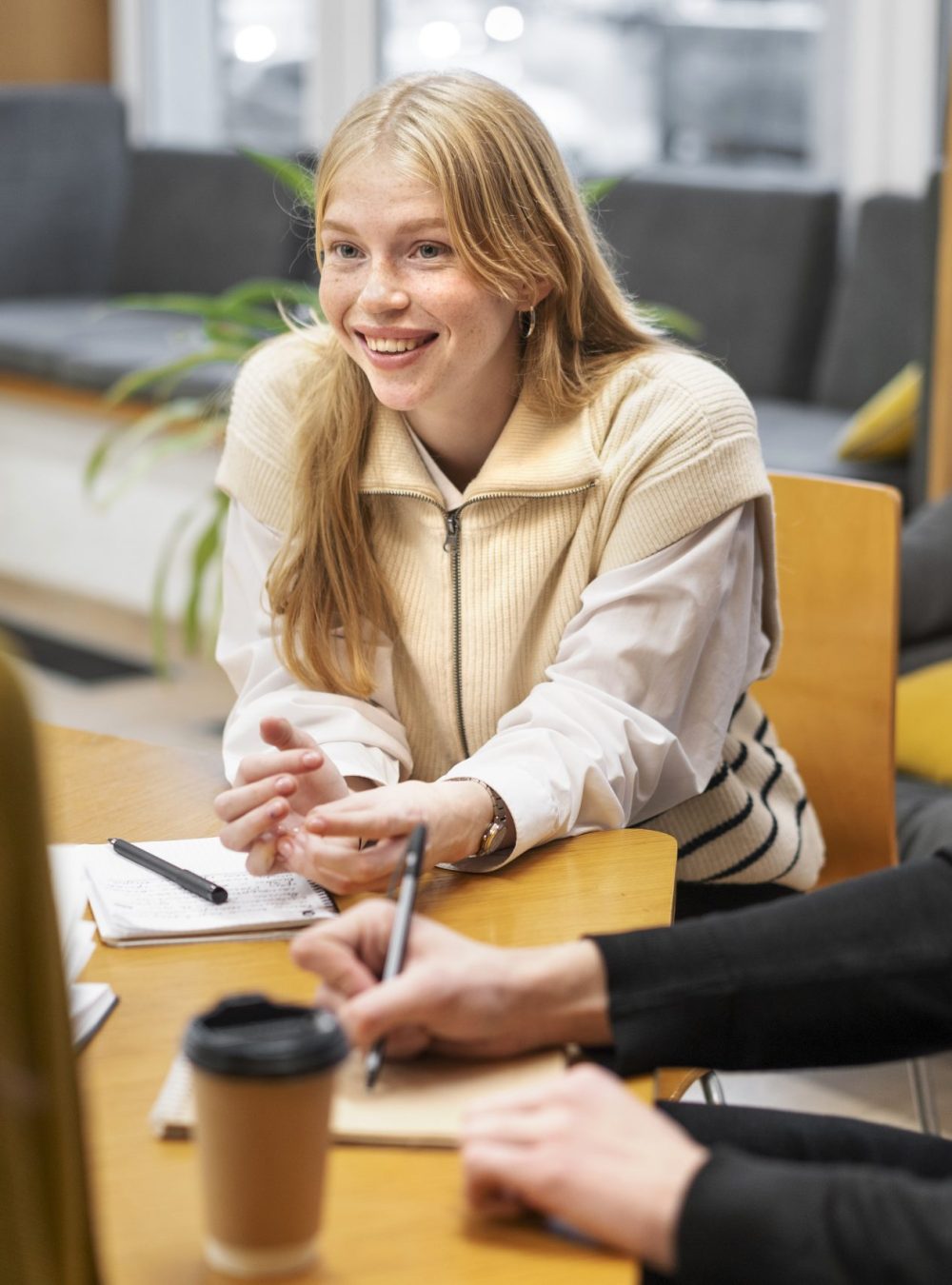Entretien d'une jeune femme blonde souriante qui prend des notes
