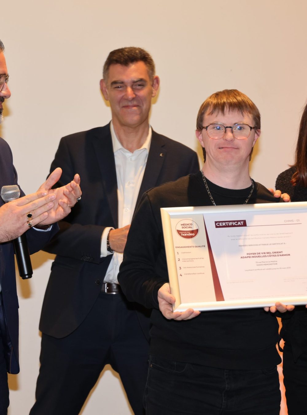 Photo de remise du certificat avec Julien Paynot directeur général de Handéo, Monsieur Gloro, directeur général de l'Adapei-Nouelles Côtes d'Armor, Virginie BOEFFARD, directrice du Pôle adulte de Loudéac et Dylan LE GUELLEC président du Conseil de la Vie Sociale (CVS)