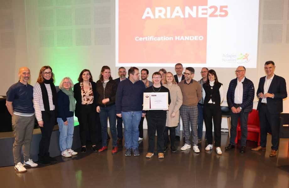alt="Photo de groupe avec l'ensemble des équipes de l'établissement impliquées dans la projet ariane 25 dont la certification Handéo Médico-social"