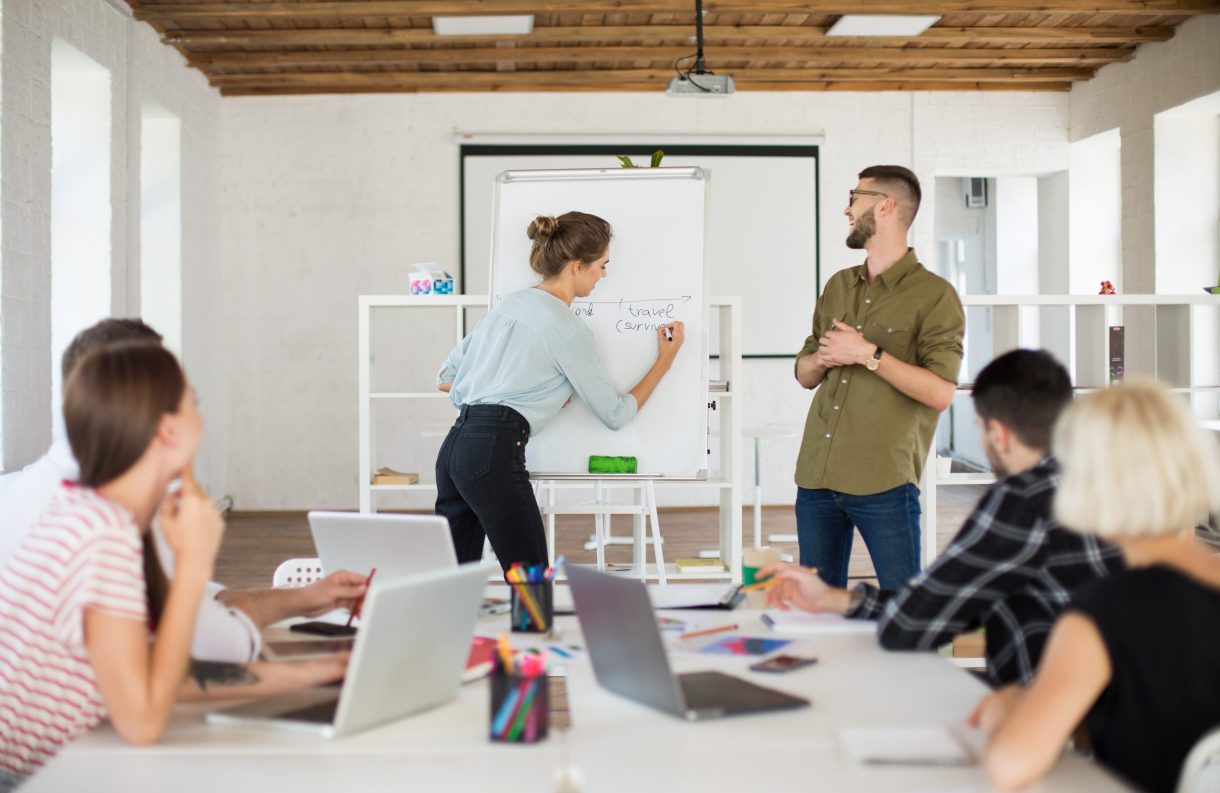 Séance de formation avec une formatrice et un formateur