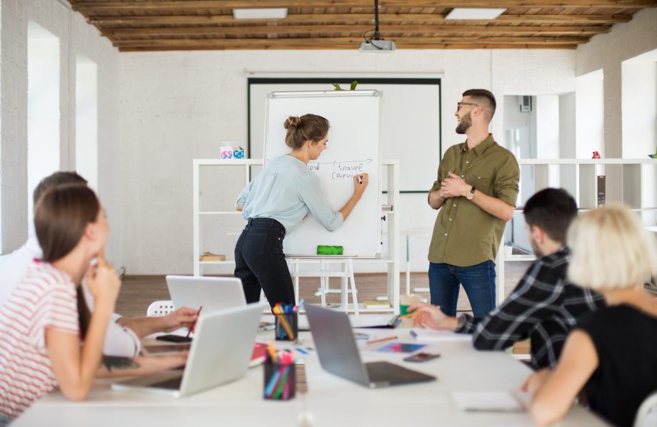 Séance de formation avec une formatrice et un formateur
