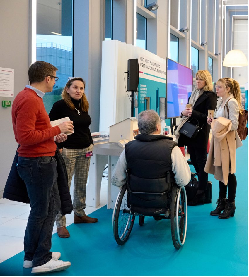 Plusieurs personnes échangeant durant l'événement de remise de certificat Handéo services de mobilité du service Accès Plus Transilien