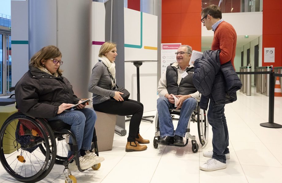 Plusieurs personnes échangeant durant l'événement de remise de certificat Handéo services de mobilité du service Accès Plus Transilien
