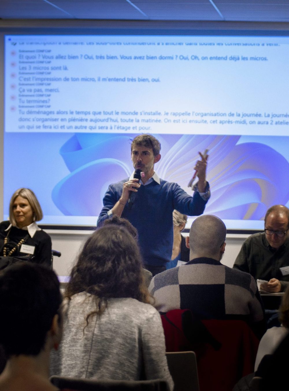 Cyril Desjeux parle au micro devant les personnes présente pour une table ronde de la CONFCAP 2026