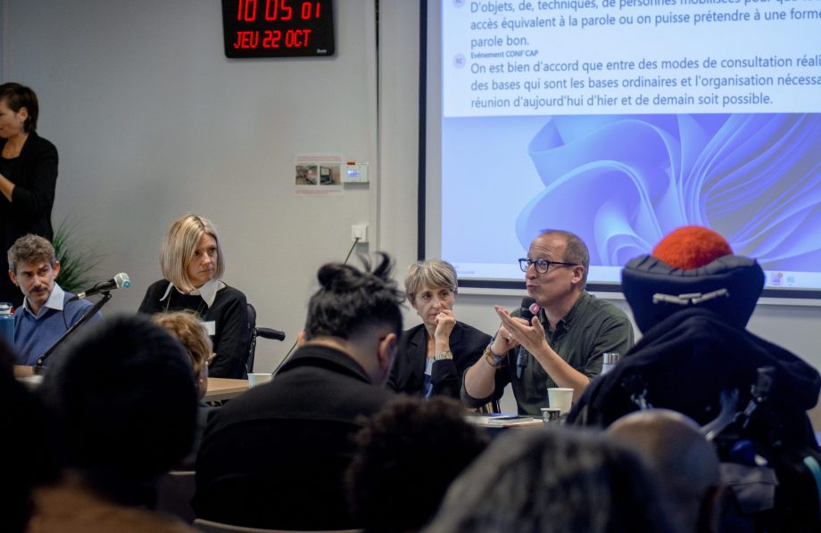 Table ronde lors de la CONFCAP 2026 : un homme prend la parole au micro devant le public.